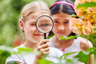 girls with magnifying glass
